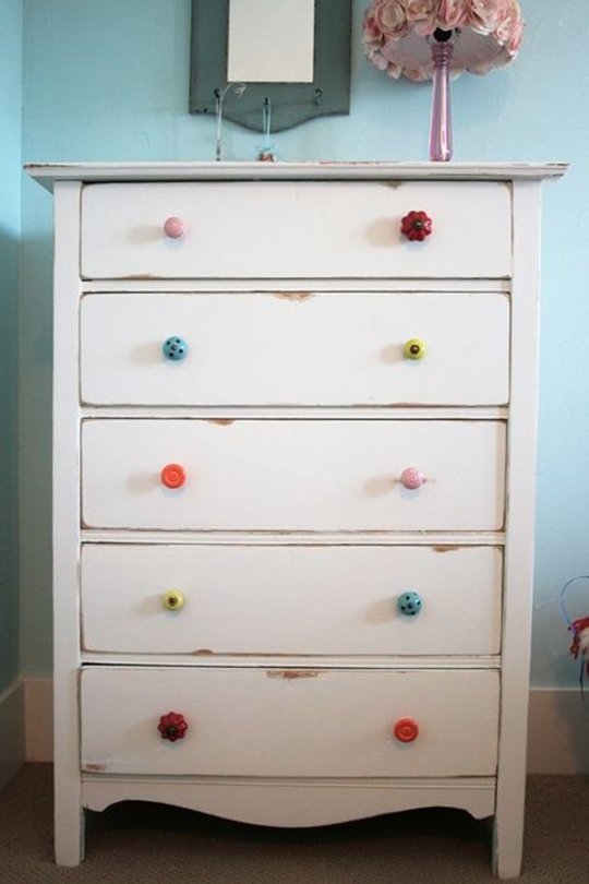 Blogger Lisa Dickinson from Gettin' By did a magnificent u[cycle job on this dresser - and the whole thing is totally made for me by those oddly mismatched drawer knobs!