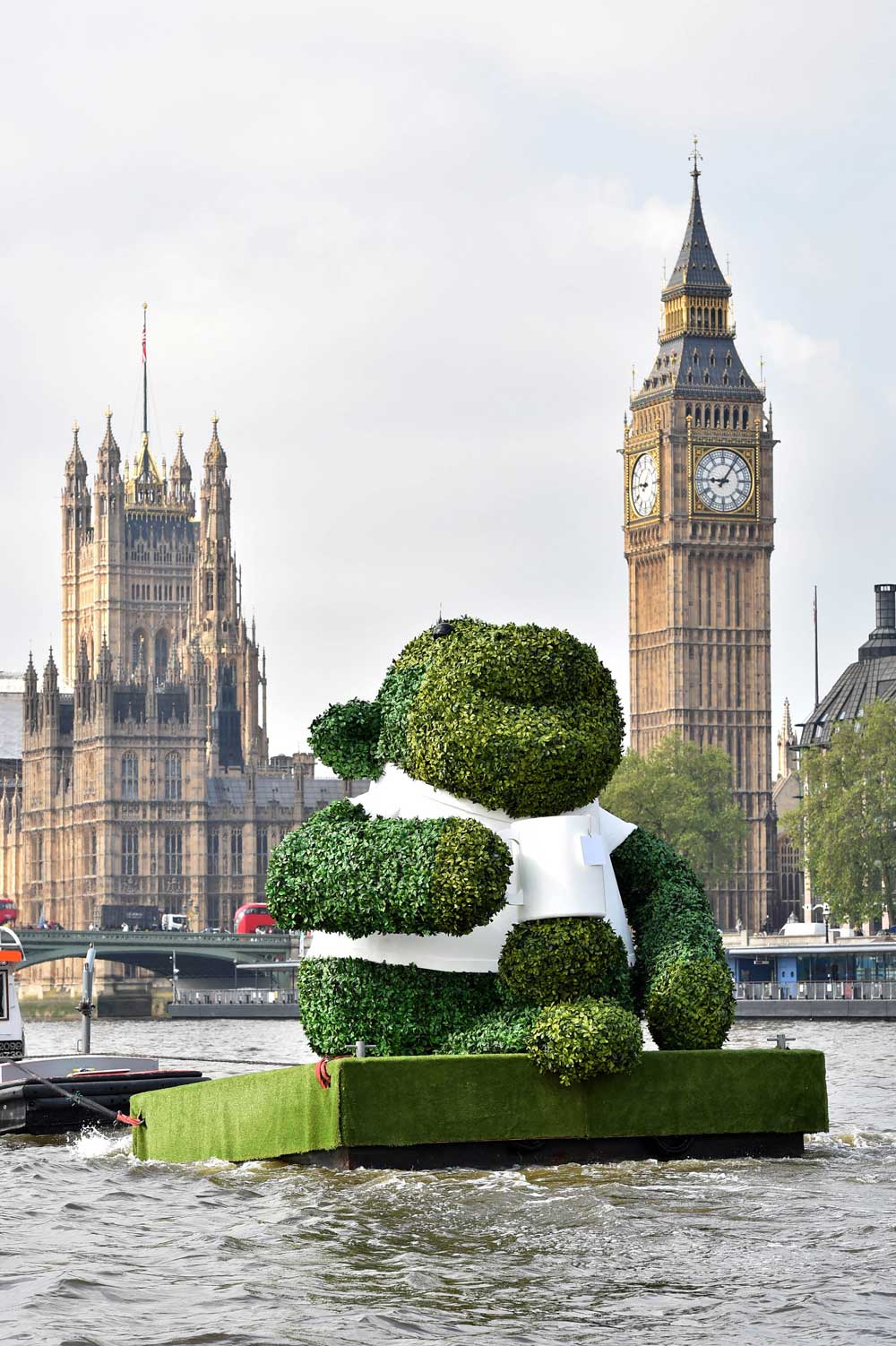 PG-TIPS-GREEN-TEA-ENERGISES-LONDON-WITH-A-GIANT-FLOATING-GREEN-MONKEY-6