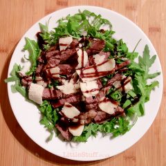 Steak with rocket, grana padano and balsamic glaze