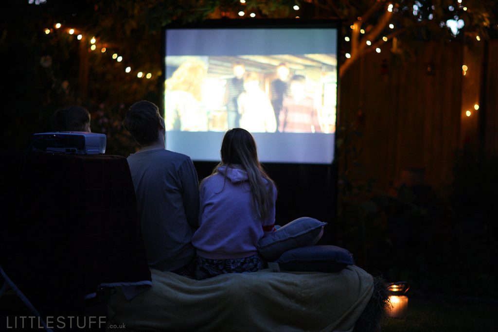 DIY set up for outdoor cinema in your back garden 